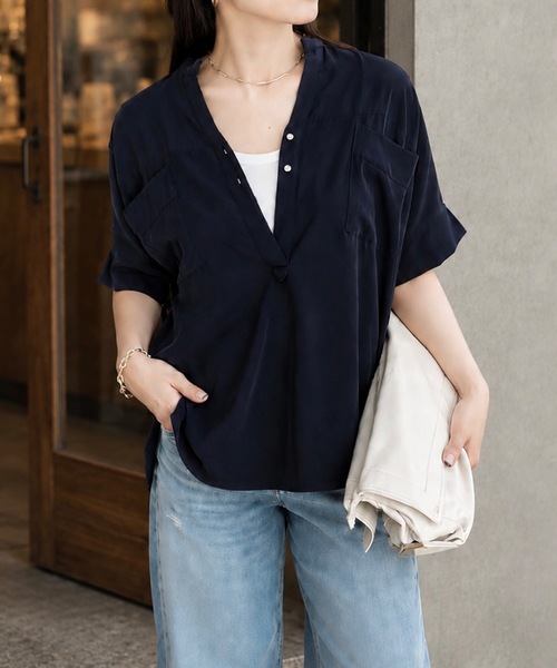 Emma Taylor(エマテイラー)の「ジョーゼットドルマンキーネックシャツ(シャツ/ブラウス・レディース・ブラック/ネイビー/ホワイト・FREE)」の3枚目の写真
