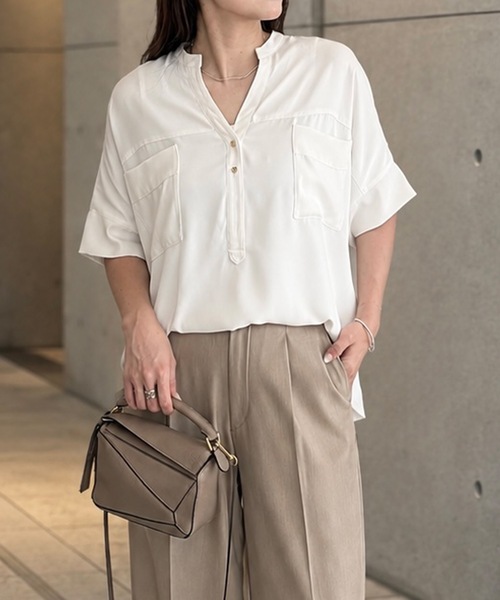 Emma Taylor(エマテイラー)の「ジョーゼットドルマンキーネックシャツ(シャツ/ブラウス・レディース・ブラック/ネイビー/ホワイト・FREE)」の1枚目の写真