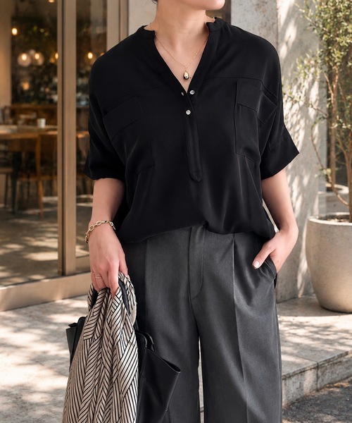 Emma Taylor(エマテイラー)の「ジョーゼットドルマンキーネックシャツ(シャツ/ブラウス・レディース・ブラック/ネイビー/ホワイト・FREE)」の2枚目の写真