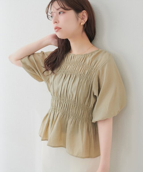 natural couture(ナチュラルクチュール)の「シャーリングパフスリーブブラウス(シャツ/ブラウス・レディース・オフホワイト/ベージュ/ブラック・FREE)」の3枚目の写真