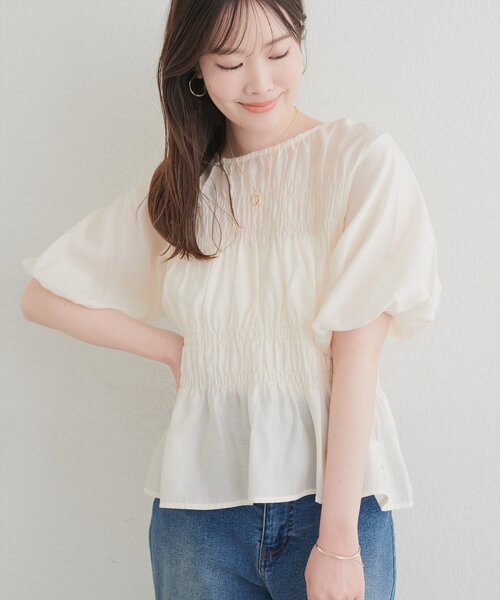 natural couture(ナチュラルクチュール)の「シャーリングパフスリーブブラウス(シャツ/ブラウス・レディース・オフホワイト/ベージュ/ブラック・FREE)」の1枚目の写真