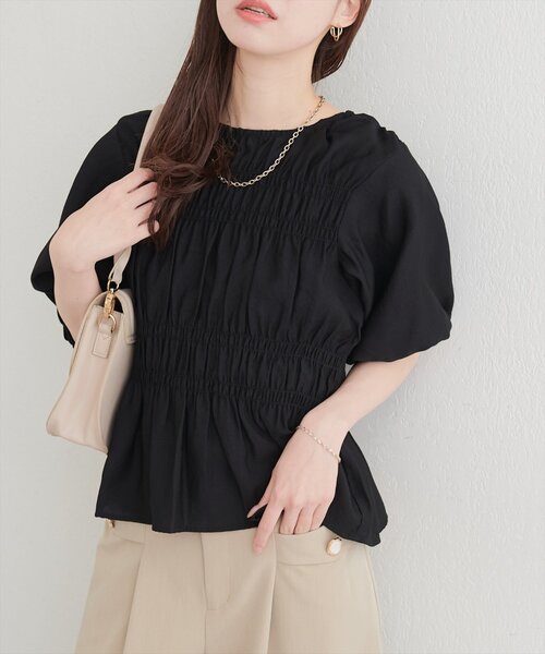 natural couture(ナチュラルクチュール)の「シャーリングパフスリーブブラウス(シャツ/ブラウス・レディース・オフホワイト/ベージュ/ブラック・FREE)」の2枚目の写真