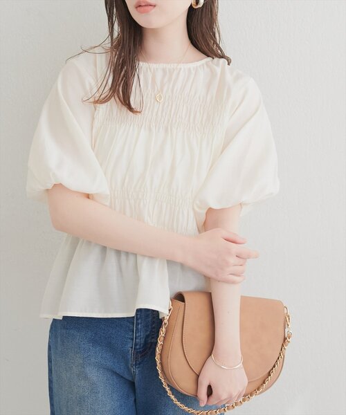 natural couture(ナチュラルクチュール)の「シャーリングパフスリーブブラウス(シャツ/ブラウス・レディース・オフホワイト/ベージュ/ブラック・FREE)」の4枚目の写真
