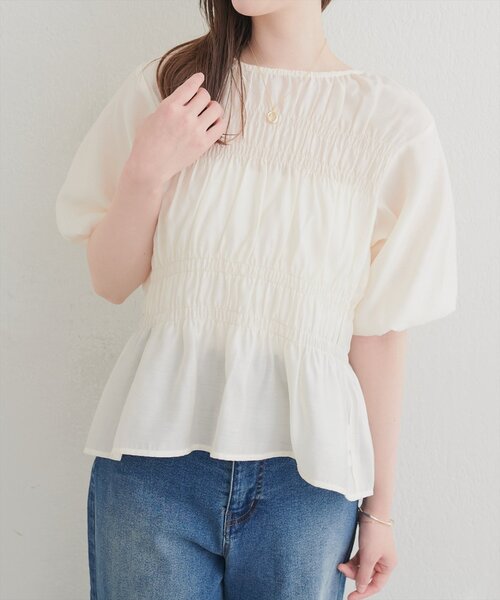natural couture(ナチュラルクチュール)の「シャーリングパフスリーブブラウス(シャツ/ブラウス・レディース・オフホワイト/ベージュ/ブラック・FREE)」の5枚目の写真