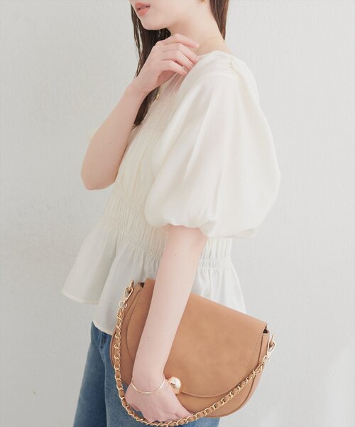 natural couture(ナチュラルクチュール)の「シャーリングパフスリーブブラウス(シャツ/ブラウス・レディース・オフホワイト/ベージュ/ブラック・FREE)」の6枚目の写真