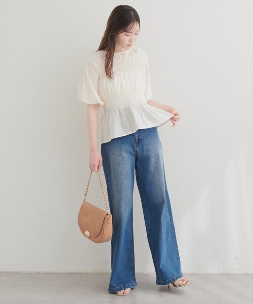 natural couture(ナチュラルクチュール)の「シャーリングパフスリーブブラウス(シャツ/ブラウス・レディース・オフホワイト/ベージュ/ブラック・FREE)」の7枚目の写真
