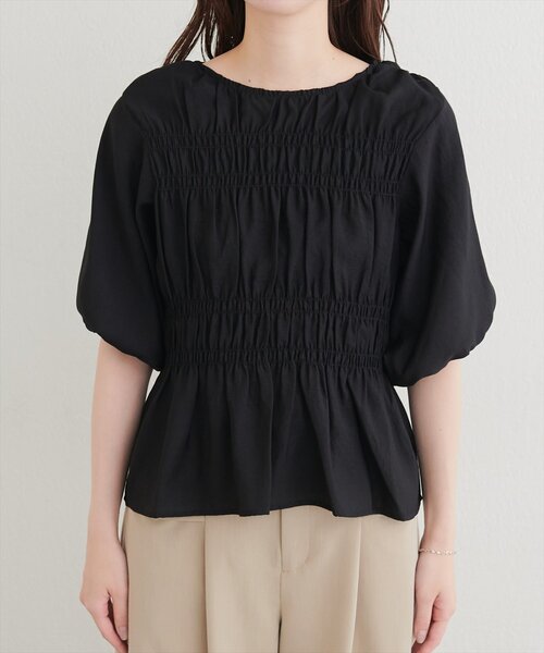 natural couture(ナチュラルクチュール)の「シャーリングパフスリーブブラウス(シャツ/ブラウス・レディース・オフホワイト/ベージュ/ブラック・FREE)」の12枚目の写真