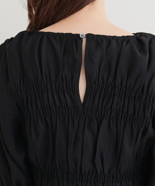 natural couture(ナチュラルクチュール)の「シャーリングパフスリーブブラウス(シャツ/ブラウス・レディース・オフホワイト/ベージュ/ブラック・FREE)」の16枚目の写真