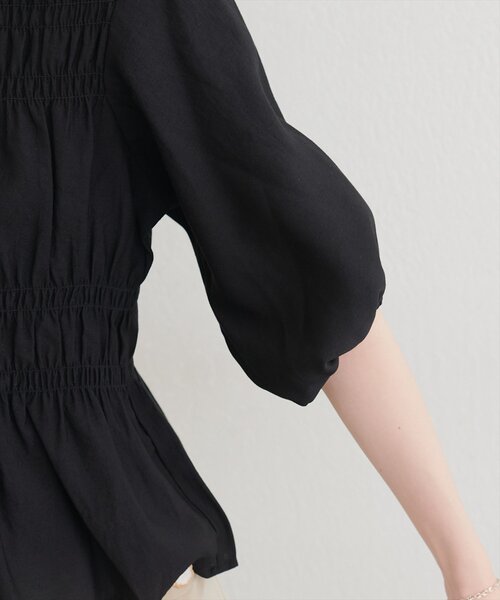 natural couture(ナチュラルクチュール)の「シャーリングパフスリーブブラウス(シャツ/ブラウス・レディース・オフホワイト/ベージュ/ブラック・FREE)」の17枚目の写真