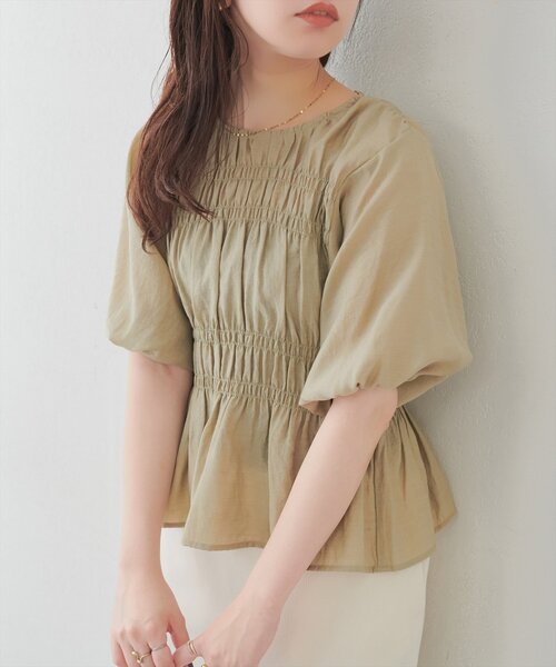 natural couture(ナチュラルクチュール)の「シャーリングパフスリーブブラウス(シャツ/ブラウス・レディース・オフホワイト/ベージュ/ブラック・FREE)」の19枚目の写真