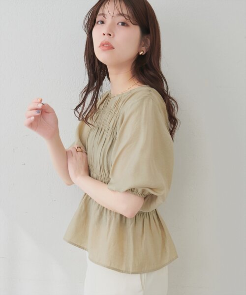 natural couture(ナチュラルクチュール)の「シャーリングパフスリーブブラウス(シャツ/ブラウス・レディース・オフホワイト/ベージュ/ブラック・FREE)」の21枚目の写真