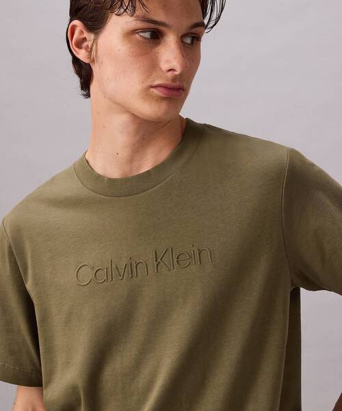 Calvin Klein(カルバン・クライン)の「Tシャツ - ソリッドカラーロゴTシャツ(Tシャツ/カットソー・メンズ・ホワイト/ライトイエロー/ブラック・M/S/L/XL)」の6枚目の写真