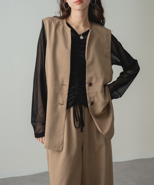refinedworks(リファインドワークス)の「【refinedworks】スタイルアップ を叶える! ペプラム フレア Vネック ジレ(ベスト・レディース・ブラック/ベージュ・FREE)」の2枚目の写真