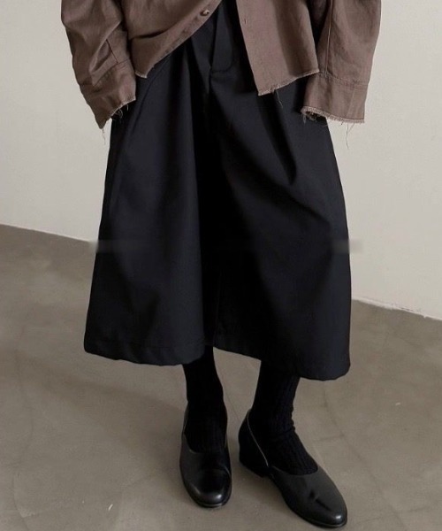 FreeZone(フリーゾーン)の「グレー・ブラック タックワイドクロップドパンツ(チノパンツ・メンズ・ブラック/グレー・LARGE/MEDIUM/SMALL)」の8枚目の写真