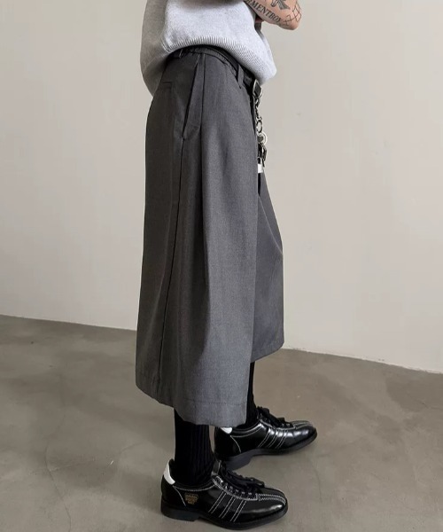 FreeZone(フリーゾーン)の「グレー・ブラック タックワイドクロップドパンツ(チノパンツ・メンズ・ブラック/グレー・LARGE/MEDIUM/SMALL)」の15枚目の写真