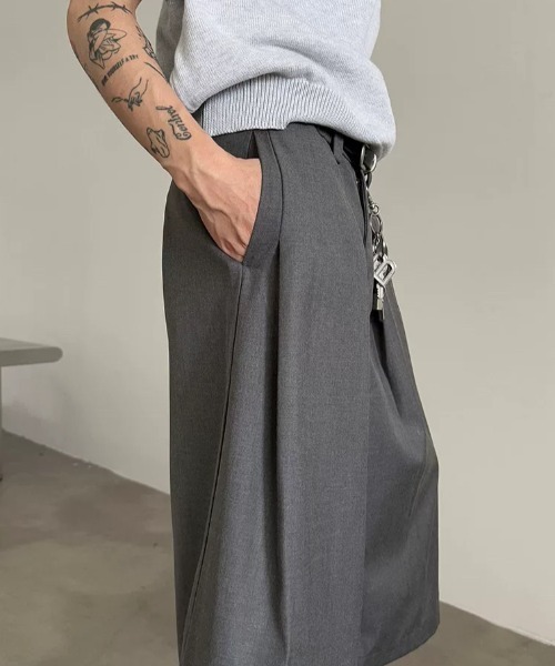 FreeZone(フリーゾーン)の「グレー・ブラック タックワイドクロップドパンツ(チノパンツ・メンズ・ブラック/グレー・LARGE/MEDIUM/SMALL)」の16枚目の写真