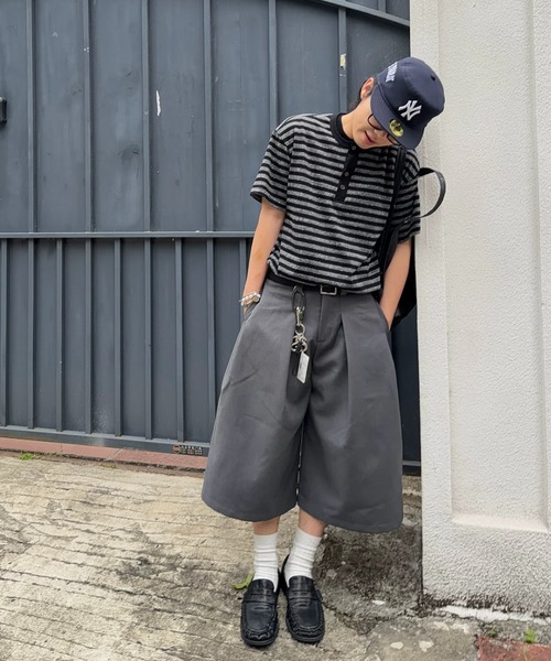 FreeZone(フリーゾーン)の「グレー・ブラック タックワイドクロップドパンツ(チノパンツ・メンズ・ブラック/グレー・LARGE/MEDIUM/SMALL)」の3枚目の写真