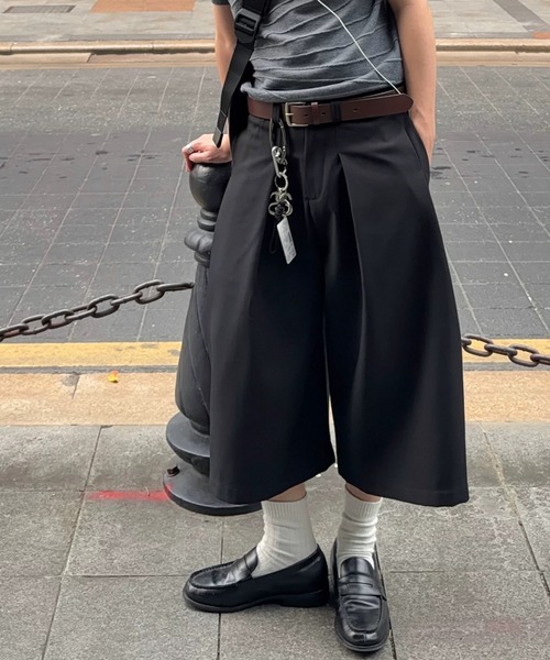 FreeZone(フリーゾーン)の「グレー・ブラック タックワイドクロップドパンツ(チノパンツ・メンズ・ブラック/グレー・LARGE/MEDIUM/SMALL)」の4枚目の写真