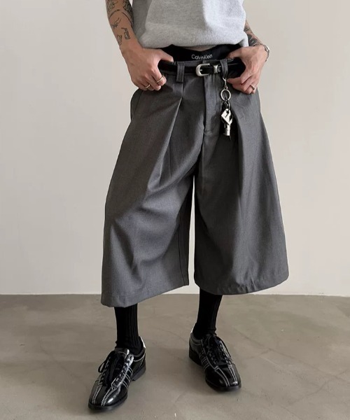 FreeZone(フリーゾーン)の「グレー・ブラック タックワイドクロップドパンツ(チノパンツ・メンズ・ブラック/グレー・LARGE/MEDIUM/SMALL)」の5枚目の写真
