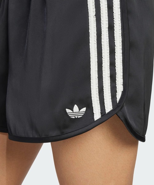 adidas(アディダス)の「adidas Originals サテン ショーツ ラッフル スリーストライプス / アディダスオリジナルス adidas Originals(その他パンツ・レディース・ブラック・XX-LARGE/X-SMALL/LARGE/MEDIUM/X-LARGE/SMALL)」の3枚目の写真