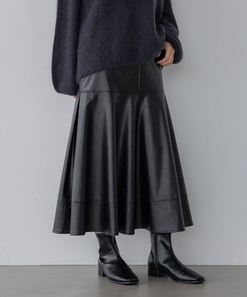 A part by（アパートバイ）の「フェイクレザーキリカエフレアスカート（スカート・レディース・ブラウン/ブラック・SMALL/MEDIUM）」の2枚目の写真