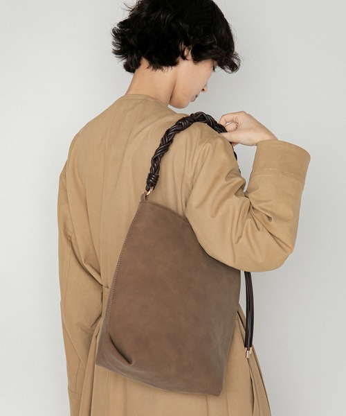 LE VERNIS(ル・ベルニ)の「LE VERNIS(ル・ベルニ)Woven handle bag(ハンドバッグ・レディース・ブラウン/ブラック・FREE)」の20枚目の写真