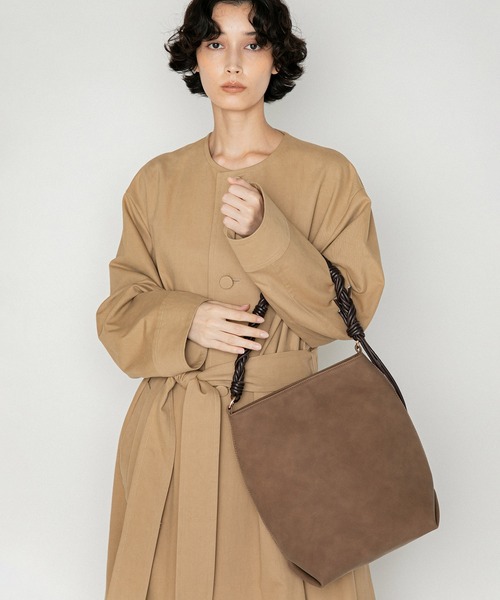 LE VERNIS(ル・ベルニ)の「LE VERNIS(ル・ベルニ)Woven handle bag(ハンドバッグ・レディース・ブラウン/ブラック・FREE)」の18枚目の写真