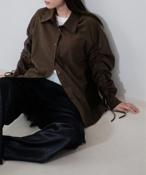 on:nue（オンニュ）の「【on:nue】袖シャーリングドロストリボンシャツ /26-27 AW COLLECTION（シャツ/ブラウス・レディース・チャコールグレー/ブラウン/ベージュ・FREE）」の2枚目の写真