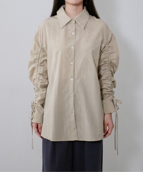 on:nue（オンニュ）の「【on:nue】袖シャーリングドロストリボンシャツ /26-27 AW COLLECTION（シャツ/ブラウス・レディース・チャコールグレー/ブラウン/ベージュ・FREE）」の4枚目の写真