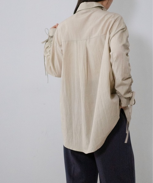 on:nue（オンニュ）の「【on:nue】袖シャーリングドロストリボンシャツ /26-27 AW COLLECTION（シャツ/ブラウス・レディース・チャコールグレー/ブラウン/ベージュ・FREE）」の7枚目の写真