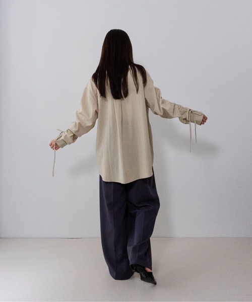 on:nue（オンニュ）の「【on:nue】袖シャーリングドロストリボンシャツ /26-27 AW COLLECTION（シャツ/ブラウス・レディース・チャコールグレー/ブラウン/ベージュ・FREE）」の18枚目の写真