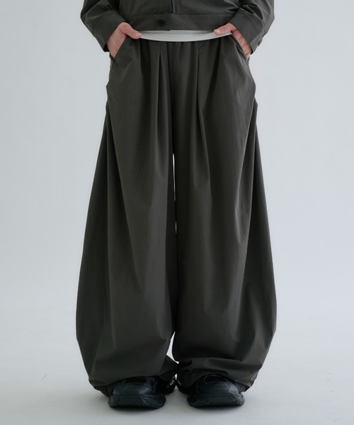 EPNK(イーピーエヌケー)の「Matte-Shell Wide Pants / マットシェルワイドパンツ(その他パンツ・メンズ・ブラック/チャコールグレー/サンドベージュ・LARGE/SMALL/MEDIUM)」の2枚目の写真