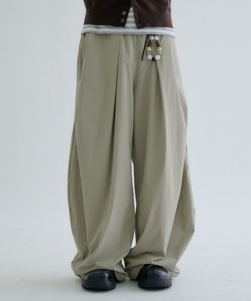EPNK(イーピーエヌケー)の「Matte-Shell Wide Pants / マットシェルワイドパンツ(その他パンツ・メンズ・ブラック/チャコールグレー/サンドベージュ・LARGE/SMALL/MEDIUM)」の3枚目の写真