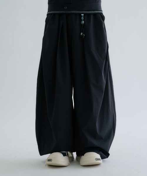 EPNK(イーピーエヌケー)の「Matte-Shell Wide Pants / マットシェルワイドパンツ(その他パンツ・メンズ・ブラック/チャコールグレー/サンドベージュ・LARGE/SMALL/MEDIUM)」の1枚目の写真