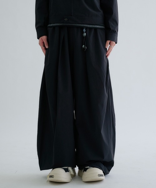 EPNK(イーピーエヌケー)の「Matte-Shell Wide Pants / マットシェルワイドパンツ(その他パンツ・メンズ・ブラック/チャコールグレー/サンドベージュ・LARGE/SMALL/MEDIUM)」の4枚目の写真