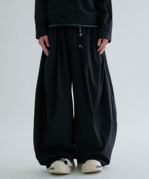 EPNK(イーピーエヌケー)の「Matte-Shell Wide Pants / マットシェルワイドパンツ(その他パンツ・メンズ・ブラック/チャコールグレー/サンドベージュ・LARGE/SMALL/MEDIUM)」の6枚目の写真