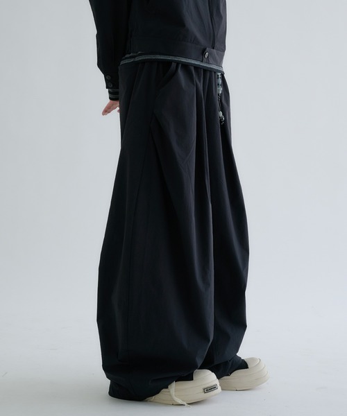 EPNK(イーピーエヌケー)の「Matte-Shell Wide Pants / マットシェルワイドパンツ(その他パンツ・メンズ・ブラック/チャコールグレー/サンドベージュ・LARGE/SMALL/MEDIUM)」の11枚目の写真