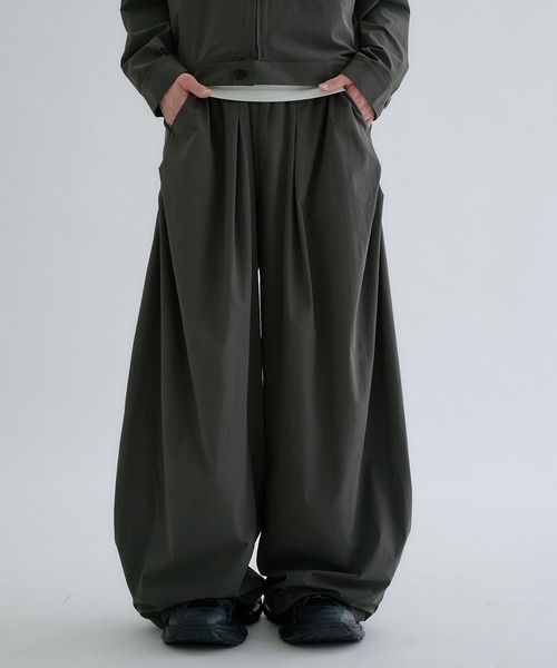 EPNK(イーピーエヌケー)の「Matte-Shell Wide Pants / マットシェルワイドパンツ(その他パンツ・メンズ・ブラック/チャコールグレー/サンドベージュ・LARGE/SMALL/MEDIUM)」の19枚目の写真