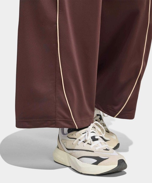 adidas（アディダス）の「スタジアムトリコットルーズフィットトラックパンツ / アディダス adidas（その他パンツ・レディース・ブラウン・X-SMALL/SMALL/MEDIUM/LARGE/X-LARGE/XX-LARGE）」の4枚目の写真