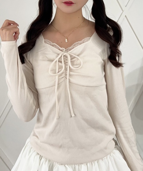 Mejoul(メジュール)の「【2026秋冬新作】フロントリボンフリルシャーリング長袖シンプルトップス(Tシャツ/カットソー・レディース・ブラウン/ブラック/ボルドー/アイボリー・F)」の1枚目の写真