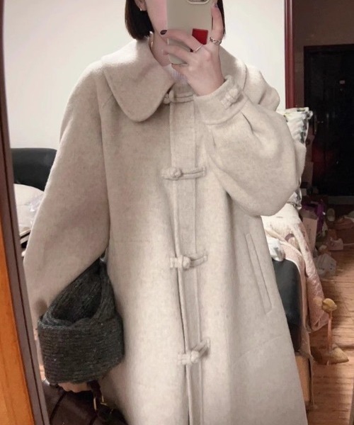LUCPY(ラクピー)の「トグルボタン ビッグカラーロングコート(その他アウター・レディース・ホワイト・X-LARGE/LARGE/MEDIUM/SMALL)」の1枚目の写真