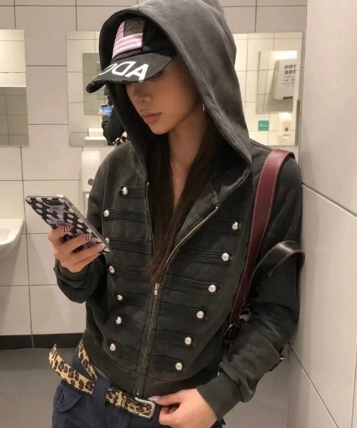 HAILY（ヘイリー）の「ナポレオンフード付きジップパーカー（パーカー・レディース・ブラック・FREE）」の4枚目の写真