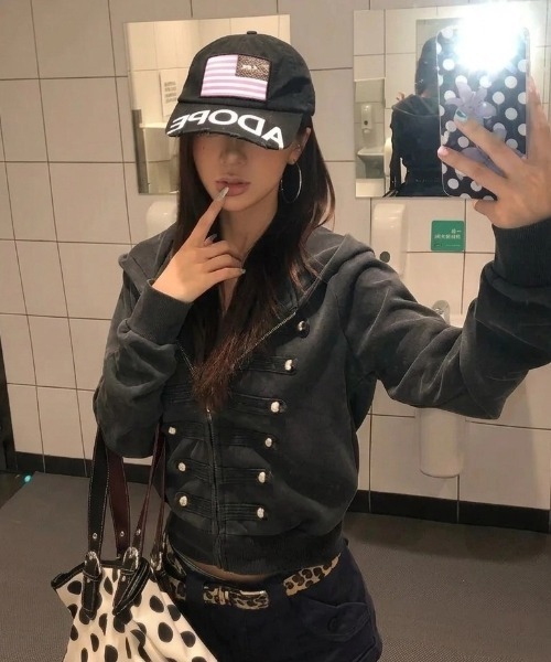HAILY（ヘイリー）の「ナポレオンフード付きジップパーカー（パーカー・レディース・ブラック・FREE）」の5枚目の写真