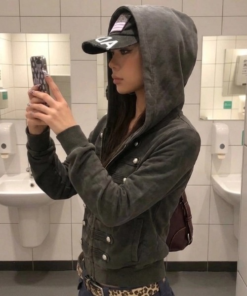 HAILY（ヘイリー）の「ナポレオンフード付きジップパーカー（パーカー・レディース・ブラック・FREE）」の8枚目の写真