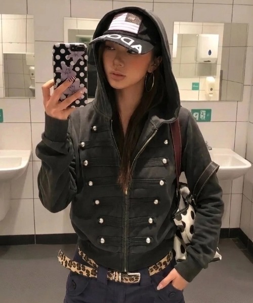 HAILY（ヘイリー）の「ナポレオンフード付きジップパーカー（パーカー・レディース・ブラック・FREE）」の3枚目の写真