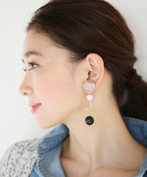 LEPSIM(レプシィム)の「ボリュームイヤリング 744805(イヤリング・レディース・ブラック系その他/ピンク系その他/ベージュ系その他・ONE SIZE)」の3枚目の写真