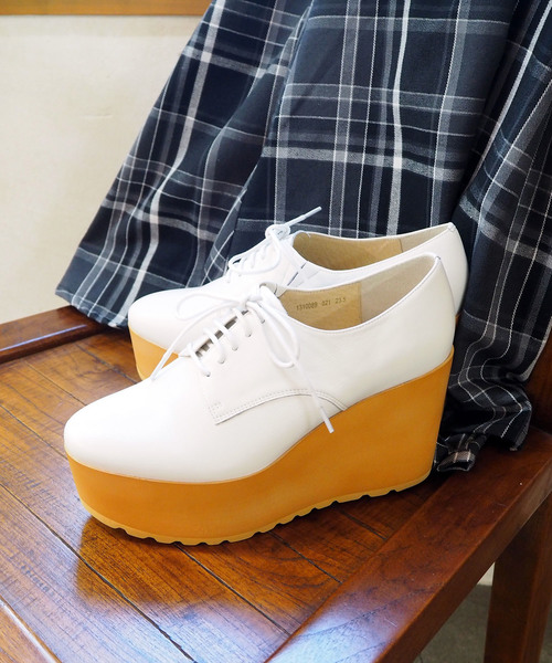 あしながおじさん(アシナガオジサン)の「〈あしながおじさん〉 厚底レースアップシューズ(パンプス・レディース・ブラック/シルバー/アイボリー・22.5cm/23.5cm/24.5cm/23.0cm/24.0cm)」の2枚目の写真