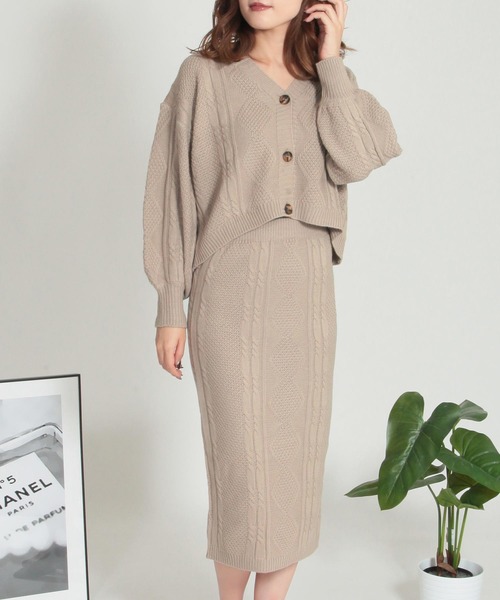 Julia Boutique(ジュリアブティック)の「ケーブル編みニットカーディガン&スカートセットアップ/510539(アンサンブル)」|ベージュ