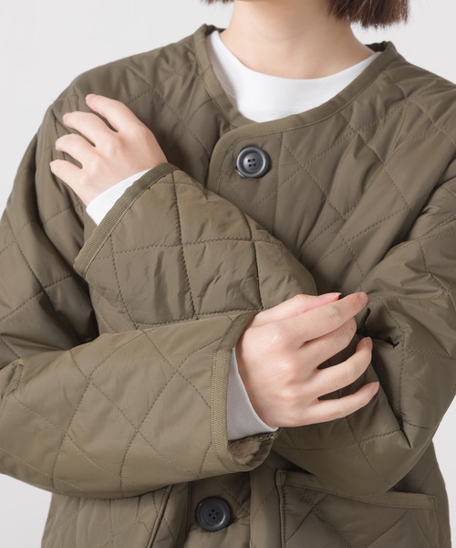 OMNES（オムネス）の「裏ファー高密度ナイロンキルティングノーカラージャケット（ノーカラージャケット・レディース・ブラック/ベージュ/カーキ・MEDIUM/LARGE）」の5枚目の写真