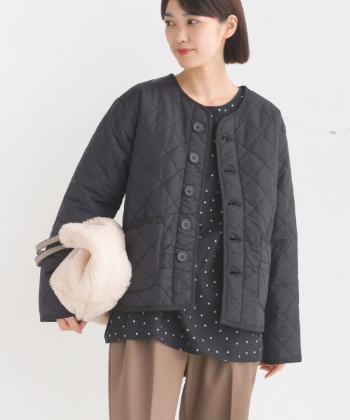 OMNES（オムネス）の「裏ファー高密度ナイロンキルティングノーカラージャケット（ノーカラージャケット・レディース・ブラック/ベージュ/カーキ・MEDIUM/LARGE）」の9枚目の写真